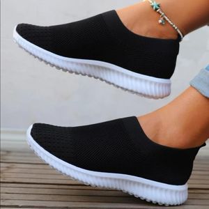 Causal Sporty Black/White Minimalist Slip-On Sneakers 👟